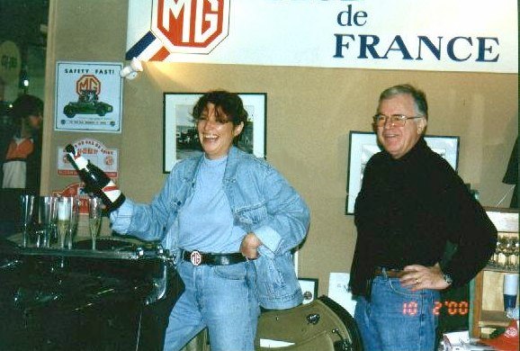 Claire sablant le champagne avec Jean-Paul Cuvelier