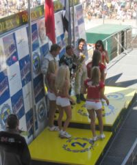 podium_JohnnyHerbert_Hawaian_girls, cliquez pour la voir en plus grand svp, photo Jrme Boly