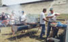 Barbecue, Michel et Bernard en plein travail, 48 ko