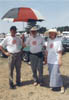 Le propritaire de la trs rare TF 1250 verte, Jean-Marc Thly, avec nos amis anglais de la TD rouge bordeaux,  Rosalie et Graham, habills par la collection MG club de France...;-) 110 Ko