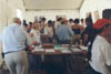 repas_dimanche_midi, on remarquera au premier plan la table avec les documentations, et derrire les membres affams, 60 Ko