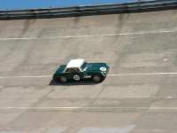 L, la voiture n20 vainqueur de la course des MGB FIA, il attaque  fond, il est sur la ligne des 150 km/h, au 2/3 suprieur de l'anneau. Grosse grosse attaque... Photo kawa92@caramail.com
