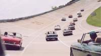 dimanche 23 juin 2002: sur l'anneau entre les 2 chicanes, regardez l'inclinaison du buste des passagers de la voiture de gauche...- Photo Philippe Cloarec