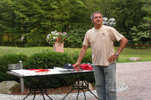 Claude Dochez avait apport la boutique dans ses bagages Photo P & MH Bergel