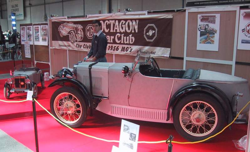 Le stand commun du MG Club de France et de l'Octagon Car Club
