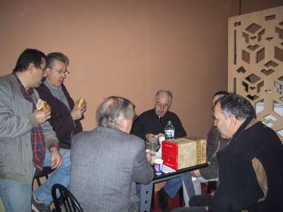 Le Vice-Prsident distribue le travail : sandwich pat, rillettes ou saucisson avec gros rouge